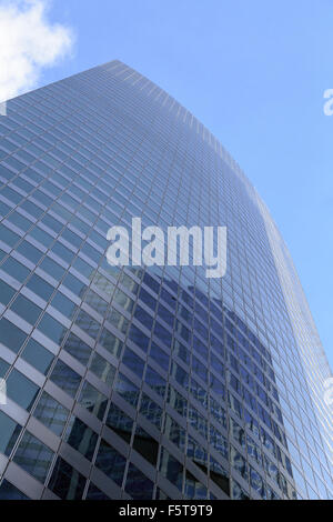 Reflexionen von Wolkenkratzern in einer Hochhaus-Fassade in der Innenstadt von Chicago, IL, USA. Stockfoto