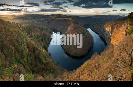 Sonnenuntergang über einem Fluss Vltava Mäander in Mittelböhmen, in der Nähe von Prag, Tschechische Republik Stockfoto