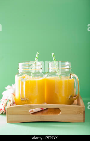 gesunden Mango-Ananas-Smoothie in Einweckgläser Stockfoto