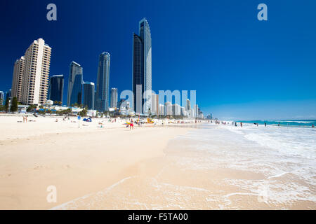 SURFERS PARADISE, AUS - 3. Oktober 2015 Skyline und ein Strand von Surfers Paradise, Gold Coast. Es eines Australien der berühmten Küste zu Stockfoto