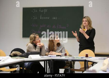 Mainz, Deutschland. 5. November 2015. Instructor Violeta Zorteva (R) führt einen Integrationskurs für Frauen im Rahmen des Projektes "Arbeit & Leben" in Mainz, Deutschland, 5. November 2015. Die Integrationskurse angeboten vom Bundesamt für Migration und Flüchtlinge (BAMF) zur Verfügung, Asylbewerbern und geduldeten Personen mit guten Residency Perspektiven seit 24. Oktober 2015 vorgenommen wurden. Kinderbetreuung wird ebenfalls an die Teilnehmer der Frauen Integrationskurs angeboten. Foto: FREDRIK VON ERICHSEN/Dpa/Alamy Live-Nachrichten Stockfoto