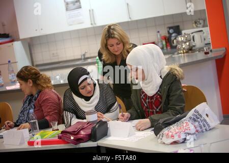 Mainz, Deutschland. 5. November 2015. Kursleiter Violeta Zorteva (oben) führt einen Integrationskurs für Frauen im Rahmen des Projektes "Arbeit & Leben" in Mainz, Deutschland, 5. November 2015. Die Integrationskurse angeboten vom Bundesamt für Migration und Flüchtlinge (BAMF) zur Verfügung, Asylbewerbern und geduldeten Personen mit guten Residency Perspektiven seit 24. Oktober 2015 vorgenommen wurden. Kinderbetreuung wird ebenfalls an die Teilnehmer der Frauen Integrationskurs angeboten. Foto: FREDRIK VON ERICHSEN/Dpa/Alamy Live-Nachrichten Stockfoto