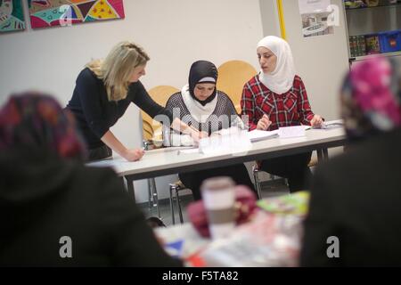 Mainz, Deutschland. 5. November 2015. Kursleiter Violeta Zorteva (L) führt einen Integrationskurs für Frauen im Rahmen des Projektes "Arbeit & Leben" in Mainz, Deutschland, 5. November 2015. Die Integrationskurse angeboten vom Bundesamt für Migration und Flüchtlinge (BAMF) zur Verfügung, Asylbewerbern und geduldeten Personen mit guten Residency Perspektiven seit 24. Oktober 2015 vorgenommen wurden. Kinderbetreuung wird ebenfalls an die Teilnehmer der Frauen Integrationskurs angeboten. Foto: FREDRIK VON ERICHSEN/Dpa/Alamy Live-Nachrichten Stockfoto