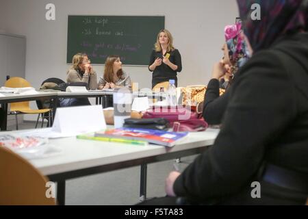 Mainz, Deutschland. 5. November 2015. Instructor Violeta Zorteva (C) führt einen Integrationskurs für Frauen im Rahmen des Projektes "Arbeit & Leben" in Mainz, Deutschland, 5. November 2015. Die Integrationskurse angeboten vom Bundesamt für Migration und Flüchtlinge (BAMF) zur Verfügung, Asylbewerbern und geduldeten Personen mit guten Residency Perspektiven seit 24. Oktober 2015 vorgenommen wurden. Kinderbetreuung wird ebenfalls an die Teilnehmer der Frauen Integrationskurs angeboten. Foto: FREDRIK VON ERICHSEN/Dpa/Alamy Live-Nachrichten Stockfoto