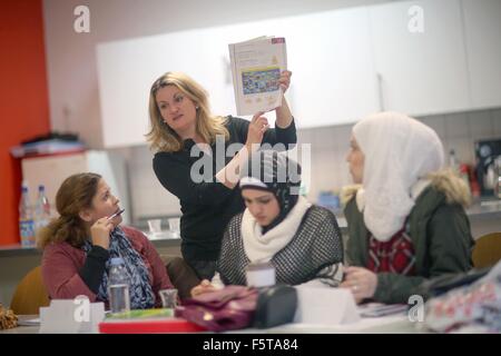 Mainz, Deutschland. 5. November 2015. Kursleiter Violeta Zorteva (oben) führt einen Integrationskurs für Frauen im Rahmen des Projektes "Arbeit & Leben" in Mainz, Deutschland, 5. November 2015. Die Integrationskurse angeboten vom Bundesamt für Migration und Flüchtlinge (BAMF) zur Verfügung, Asylbewerbern und geduldeten Personen mit guten Residency Perspektiven seit 24. Oktober 2015 vorgenommen wurden. Kinderbetreuung wird ebenfalls an die Teilnehmer der Frauen Integrationskurs angeboten. Foto: FREDRIK VON ERICHSEN/Dpa/Alamy Live-Nachrichten Stockfoto