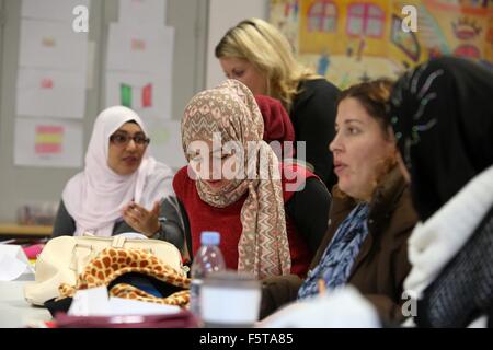 Mainz, Deutschland. 5. November 2015. Kursleiter Violeta Zorteva (oben) führt einen Integrationskurs für Frauen im Rahmen des Projektes "Arbeit & Leben" in Mainz, Deutschland, 5. November 2015. Die Integrationskurse angeboten vom Bundesamt für Migration und Flüchtlinge (BAMF) zur Verfügung, Asylbewerbern und geduldeten Personen mit guten Residency Perspektiven seit 24. Oktober 2015 vorgenommen wurden. Kinderbetreuung wird ebenfalls an die Teilnehmer der Frauen Integrationskurs angeboten. Foto: FREDRIK VON ERICHSEN/Dpa/Alamy Live-Nachrichten Stockfoto