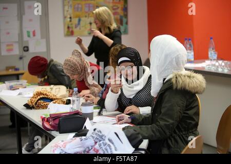 Mainz, Deutschland. 5. November 2015. Kursleiter Violeta Zorteva (oben) führt einen Integrationskurs für Frauen im Rahmen des Projektes "Arbeit & Leben" in Mainz, Deutschland, 5. November 2015. Die Integrationskurse angeboten vom Bundesamt für Migration und Flüchtlinge (BAMF) zur Verfügung, Asylbewerbern und geduldeten Personen mit guten Residency Perspektiven seit 24. Oktober 2015 vorgenommen wurden. Kinderbetreuung wird ebenfalls an die Teilnehmer der Frauen Integrationskurs angeboten. Foto: FREDRIK VON ERICHSEN/Dpa/Alamy Live-Nachrichten Stockfoto