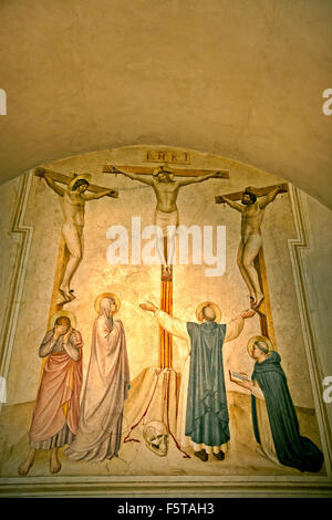"Kreuzigung" von Fra Angelico Kreuzigung mit trauernden und Sts Dominic und Thomas Aquinas (Zelle 37) Convento di San Marco, Stockfoto