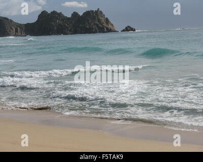 Blick von Porthcurno Strand in der Nähe von Penzance Stockfoto