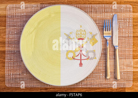 Teller mit der Flagge der Vatikanstadt drauf für Ihre internationale Speisen und Getränke-Konzepte. Stockfoto
