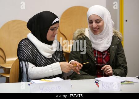 Mainz, Deutschland. 5. November 2015. Yasmin (L) und Rama aus Syrien, Teilnehmer an einem Integrationskurs für Frauen, lernen Deutsch im Rahmen des Projektes "Arbeit & Leben" in Mainz, Deutschland, 5. November 2015. Die Integrationskurse angeboten vom Bundesamt für Migration und Flüchtlinge (BAMF) zur Verfügung, Asylbewerbern und geduldeten Personen mit guten Residency Perspektiven seit 24. Oktober 2015 vorgenommen wurden. Kinderbetreuung wird ebenfalls an die Teilnehmer der Frauen Integrationskurs angeboten. Foto: FREDRIK VON ERICHSEN/Dpa/Alamy Live-Nachrichten Stockfoto