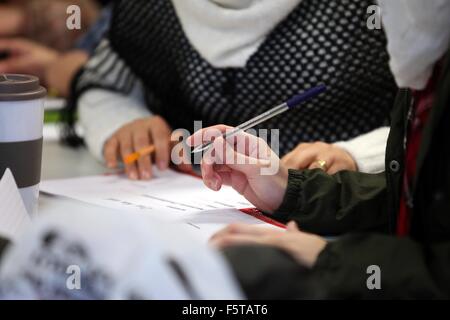 Mainz, Deutschland. 5. November 2015. Teilnehmer an einem Integrationskurs für Frauen lernen Deutsch im Rahmen des Projektes "Arbeit & Leben" in Mainz, Deutschland, 5. November 2015. Die Integrationskurse angeboten vom Bundesamt für Migration und Flüchtlinge (BAMF) zur Verfügung, Asylbewerbern und geduldeten Personen mit guten Residency Perspektiven seit 24. Oktober 2015 vorgenommen wurden. Kinderbetreuung wird ebenfalls an die Teilnehmer der Frauen Integrationskurs angeboten. Foto: FREDRIK VON ERICHSEN/Dpa/Alamy Live-Nachrichten Stockfoto