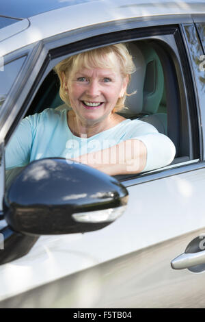 Portrait Of Smiling Senior Frau fahren Auto Stockfoto