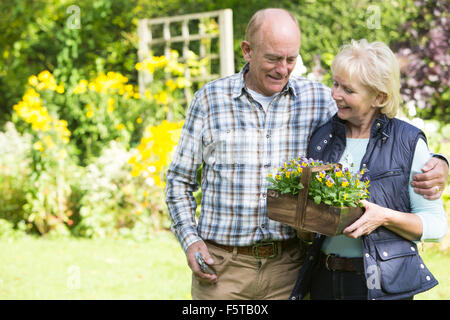 Älteres Paar zusammen im Garten arbeiten Stockfoto