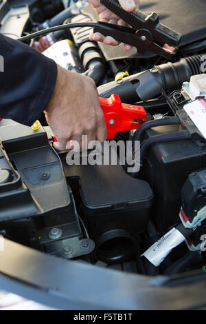 Nahaufnahme der mechanischen Befestigung Starthilfekabel an Autobatterie Stockfoto