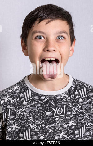 Pre-teen Boy seine Zunge heraus Stockfoto