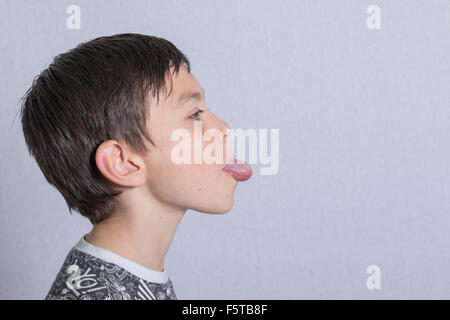 Pre-teen Boy seine Zunge heraus Stockfoto