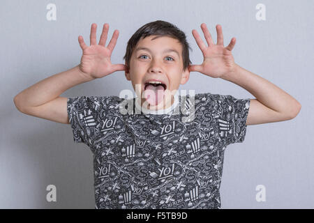 Pre-teen Boy seine Zunge heraus Stockfoto