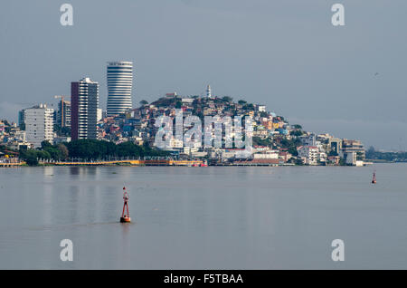 Blick auf Las Peñas, einem berühmten Viertel mit bunten Häusern in der Hafenstadt Guayaquil, Ecuador. Stockfoto