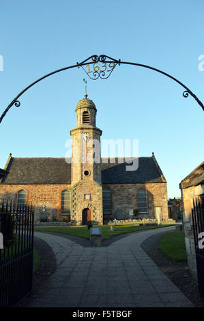 Abendsonne fällt auf das 17. Jahrhundert Elie Pfarrkirche in Fife, Schottland Stockfoto