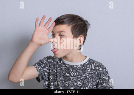 Pre-teen Boy seine Zunge heraus Stockfoto