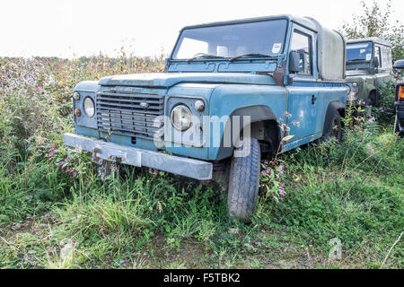 Eine alte Rand Rover die aufgegeben wurde, in einem Bauern Feld zu verrotten. Stockfoto