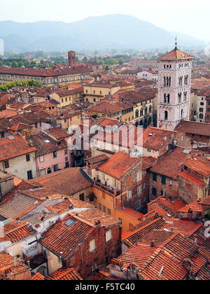 Aussicht auf die Stadt Lucca in der Toskana Italien genommen von der Spitze des Torre Delle Ore Stockfoto