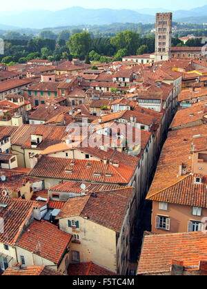 Aussicht auf die Stadt Lucca in der Toskana Italien genommen von der Spitze des Torre Delle Ore Stockfoto