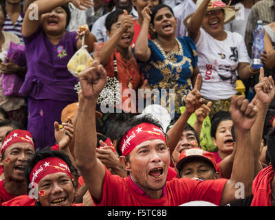 Yangon, Yangon Division, Myanmar. 9. November 2015. Menschen versammeln sich am Hauptsitz der NLD Montag. Tausende von Nationalliga für Demokratie (NLD) Anhänger versammelten sich am Hauptsitz der NLD auf Shwegondaing Straße in zentralen Yangon, ihre scheinbare Erdrutschsieg bei den nationalen Wahlen Myanmars zu feiern, die Sonntag stattfand. Die Bekanntgabe der offiziellen Ergebnisse verzögerte sich immer wieder Montag, aber frühe Reports sind, dass die NLD sehr gut gegen die etablierten USDP. © Jack Kurtz/ZUMA Draht/Alamy Live-Nachrichten Stockfoto