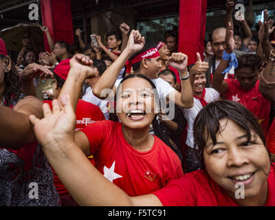 Yangon, Yangon Division, Myanmar. 9. November 2015. Tanzen im Regen Montagnachmittag im Hauptquartier NLD. Tausende von Nationalliga für Demokratie (NLD) Anhänger versammelten sich am Hauptsitz der NLD auf Shwegondaing Straße in zentralen Yangon, ihre scheinbare Erdrutschsieg bei den nationalen Wahlen Myanmars zu feiern, die Sonntag stattfand. Die Bekanntgabe der offiziellen Ergebnisse verzögerte sich immer wieder Montag, aber frühe Reports sind, dass die NLD sehr gut gegen die etablierten USDP. © Jack Kurtz/ZUMA Draht/Alamy Live-Nachrichten Stockfoto