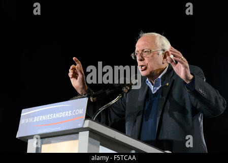 Las Vegas, USA. 8. November 2015. Einer großen Schar von diversen Fans heute Abend auf das College von Südnevada - Cheyenne Campus im nördlichen Las Vegas präsentiert demokratische Präsidentschaftskandidat Bernie Sanders seiner politischen Agenda. Credit: Ken Howard/Alamy Live-Nachrichten Stockfoto