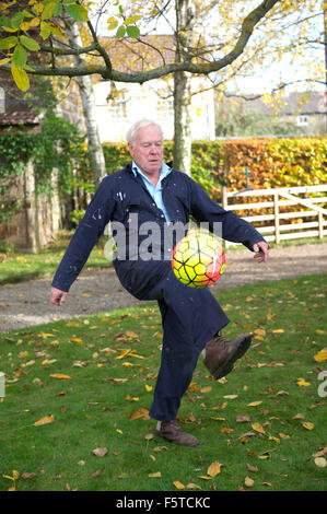 Großvater spielen keepy uppy im Garten mit seinem Enkel Stockfoto