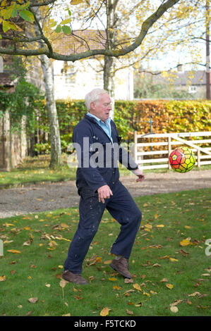 Großvater spielen keepy uppy im Garten mit seinem Enkel Stockfoto