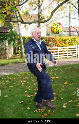 Großvater spielen keepy uppy im Garten mit seinem Enkel Stockfoto