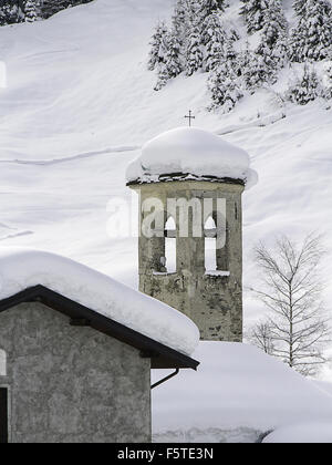 Schneefall in einem Bergdorf Stockfoto