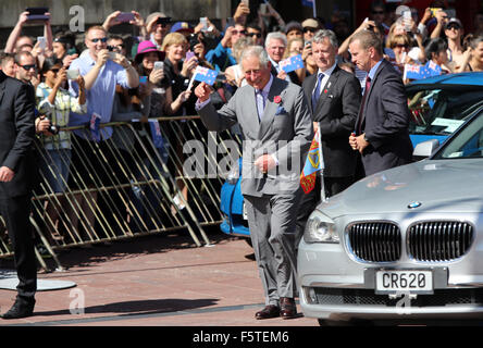 Auckland, Neuseeland - 8. November 2015 - Prinz Charles, Prinz von Wales, ist alle lächelt, als er die Öffentlichkeit bei einem Spaziergang rund um Aotea Square auf 8. November 2015 in Auckland, Neuseeland trifft. Charles und Camilla besuchen Neuseeland vom 4. November bis November 10, Teilnahme an Veranstaltungen in Wellington, Dunedin, Nelson, Westport, Ngaruawahia, Auckland und New Plymouth (AFP Pool/Michael Bradley). Stockfoto