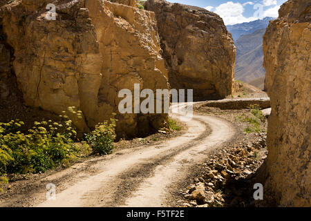 Kibber, Spiti, Himachal Pradesh, Indien schmale kurvenreiche Straße durch Bergschlucht Stockfoto