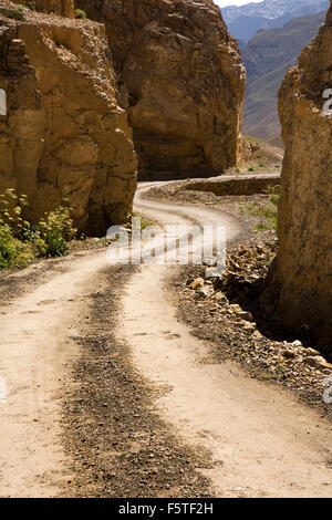 Kibber, Spiti, Himachal Pradesh, Indien schmale kurvenreiche Straße durch Bergschlucht Stockfoto