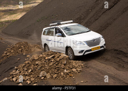 Indien, Himachal Pradesh, Spiti, schmale Bergstraße, Comic, (Komic) Dorf von Steinhaufen blockiert Stockfoto