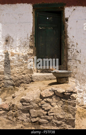 Hikkim, kleine Holztür des traditionell gebauten Haus, Spiti, Himachal Pradesh, Indien Stockfoto