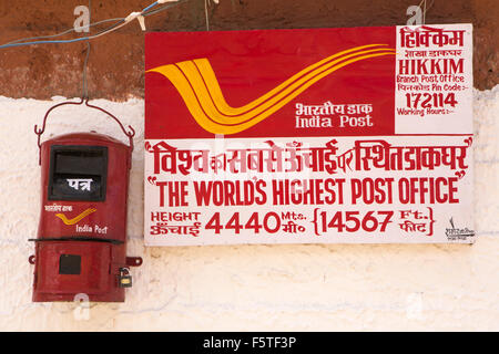 Indien, Himachal Pradesh, Spiti, Hikkim, rote Post Sammelbox auf weltweit höchstem Post Office Stockfoto