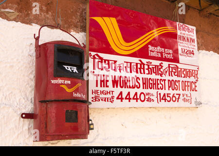 Indien, Himachal Pradesh, Spiti, Hikkim, rote Post Sammelbox auf weltweit höchstem Post Office Stockfoto