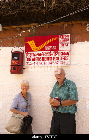 Indien, Himachal Pradesh, Spiti, Hikkim, senior westlichen Touristen-paar im weltweit höchsten Post Office Stockfoto