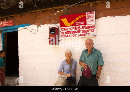 Indien, Himachal Pradesh, Spiti, Hikkim, senior westlichen Touristen-paar im weltweit höchsten Post Office Stockfoto