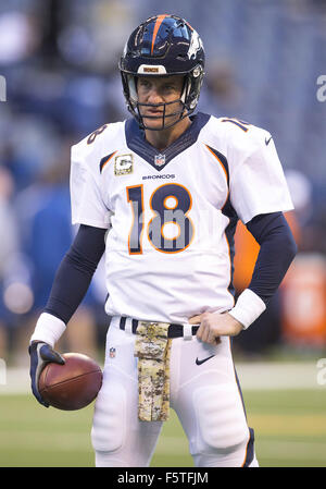 Indianapolis, Indiana, USA. 8. November 2015. Denver Broncos quarterback Peyton Manning (18) beim NFL Fußball-Spiel-Action zwischen den Denver Broncos und die Indianapolis Colts im Lucas Oil Stadium in Indianapolis, Indiana. Indianapolis besiegte Denver 27-24. John Mersits/CSM/Alamy Live-Nachrichten Stockfoto