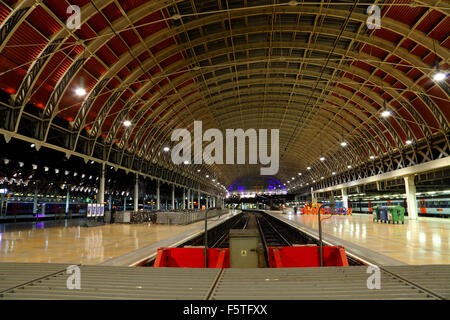 Blick entlang der Gleise 10 und 11 am London Paddington Bahnhof zeigt die Puffer und Beleuchtung am hinteren Ende. Stockfoto