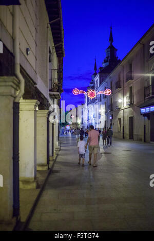 Calle Mayor (Main Street) in der Nacht, Burgo de Osma, Soria, Spanien Stockfoto