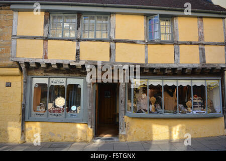 Die Schuhmacher-Haus, jetzt ein Antiquitätengeschäft und ein Kleidung, günstige Street, Sherborne, Dorset Shop Stockfoto