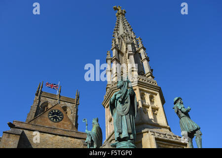 Union Jack-Flagge auf Halbmast auf Sherborne Abbey, zum 75. Jahrestag der Bombardierung von Sherborne, 30. September 2015. Stockfoto
