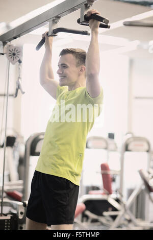 lächelnder Mann im Fitness-Studio trainieren Stockfoto